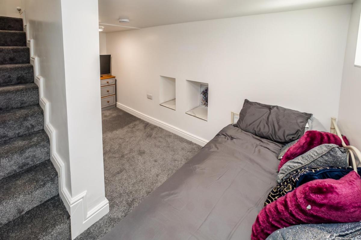 The Cosey Tucked-away 2 Or 3 Bedroom Options Holiday home Huddersfield
